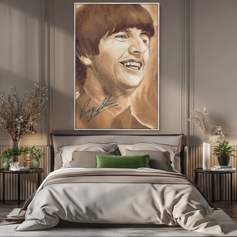 Tablou canvas cu tablou canvas portret ringo starr, in rama de aluminiu argintiu, pe perete intr-un dormitor